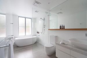 Kaylani Beach House 1 - Exploring Belongil Beach