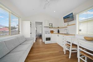 Little Palm Cabins - Exploring Lake Cathie