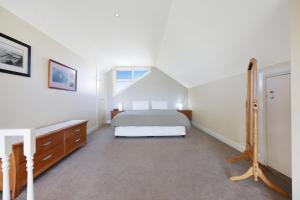 Logans Beach Whale Nursery Apartments - The Loft - Location and Proximity