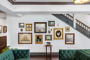 Majestic Hotel - Check-in and Check-out