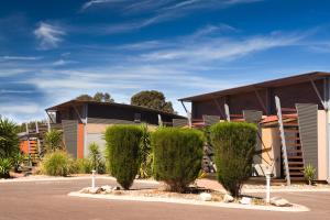 Majestic Oasis Apartments - Policies and Pricing