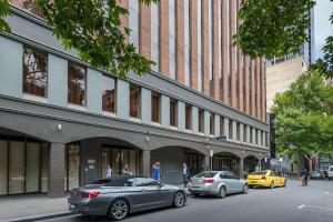 Mantra on Little Bourke Review - Nearby Attractions and Dining