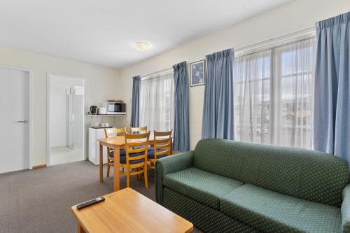 Martin Cash Motel - Dining and Breakfast Options