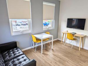 Mayfair Plaza Motel and Apartments - Location and Nearby Attractions