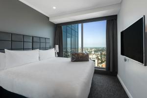 Meriton Suites World Tower, Sydney - Getting There