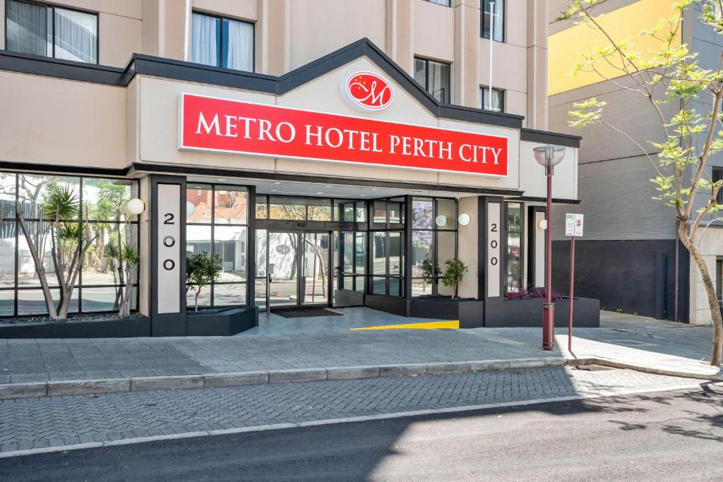Metro Hotel Perth City - Room Features and Comfort