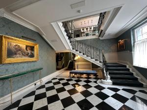 No. 30 Knightsbridge - Check-in and Check-out