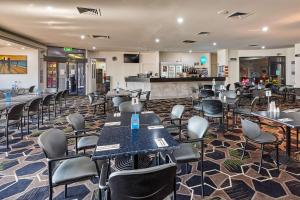 Olde Tudor Hotel - Dining and Nightlife Options