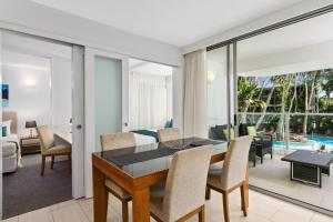 Palm Cove Beach Apartment - Dining Options
