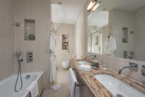 Park International Hotel - Location and Accessibility