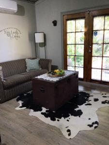 Pollys Retreat - Dining and Kitchenette