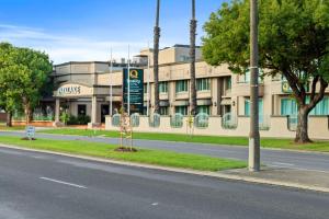 Quality Hotel Parklake Shepparton - Policies and Restrictions