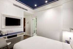 Radisson Blu Hotel, London Tottenham Court Road - Formerly Kenilworth - Efficient Check-in/Check-out