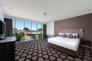 Rydges Canberra - Parking and Transportation