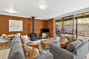Split Point Cottages - Location and Attractions
