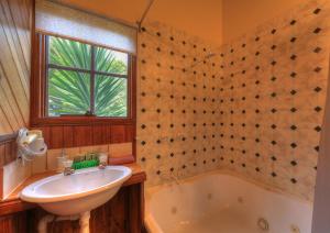 Stanley Lakeside Spa Cabins - Dining and Local Fare