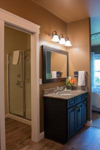 Summer Creek Inn - Spa Appointments and Breakfast