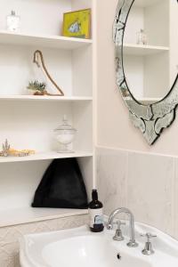 Summerlands - Country Luxe - Contact and Communication