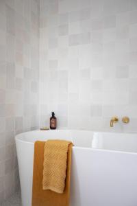 Sunnymead Hotel - Location and Accessibility