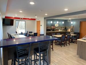 Super 8 by Wyndham Cookeville, TN - Check-in, Check-out, and Policies