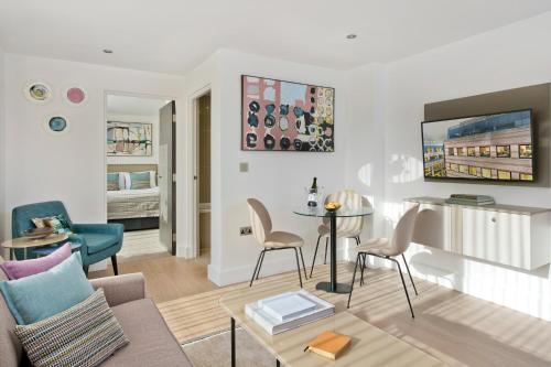 The Chronicle by Supercity Aparthotels - Nearby Attractions and Conveniences