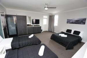 The Lakes Hotel - Guest Ratings and Reviews