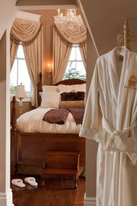 The Tower Cottage Bed and Breakfast - Outdoor Relaxation on the Porch