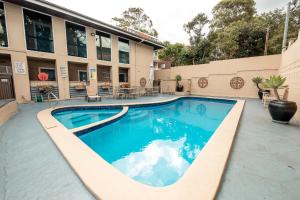 Twin Towers Inn - Check-in and Check-out
