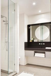 Tyrian Albert Park Lake Review - Location and Accessibility