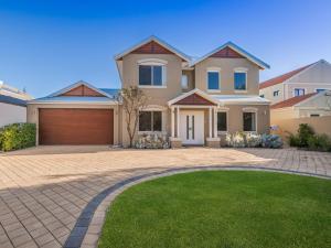 WATERLILY HOUSE - Luxury Canal House, Jetty, Dog & Child Friendly - Sleeps 14 - Exceptional Guest Experience