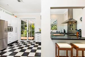 Winston Cottage at Three Sisters - Location and Accessibility