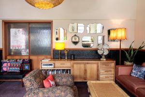 Alabama Hotel Hobart - Transportation and Nearby Attractions