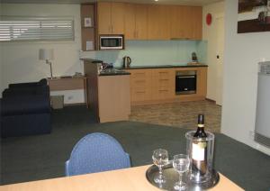 Barclay Motor Inn - Business Services