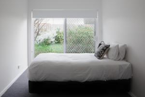 Battery Point Manor - Late Arrival and Contact