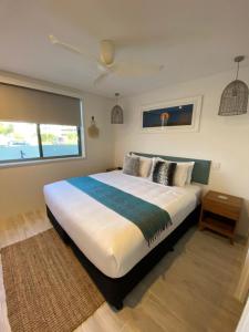 Bay Royal Apartments - Getting There