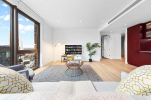 Central London New 2 Bedroom Flat Riverview Balcony - Convenient Transportation Links