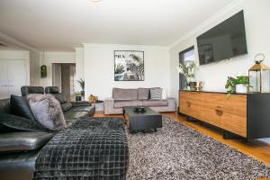 CHILLAX HOUSE - Luxury, Canals, Jetty, Family Friendly - Sleeps 14 in Style! - Policies and Procedures