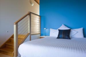 Chriss Beacon Point Restaurant & Villas - Nearby Attractions