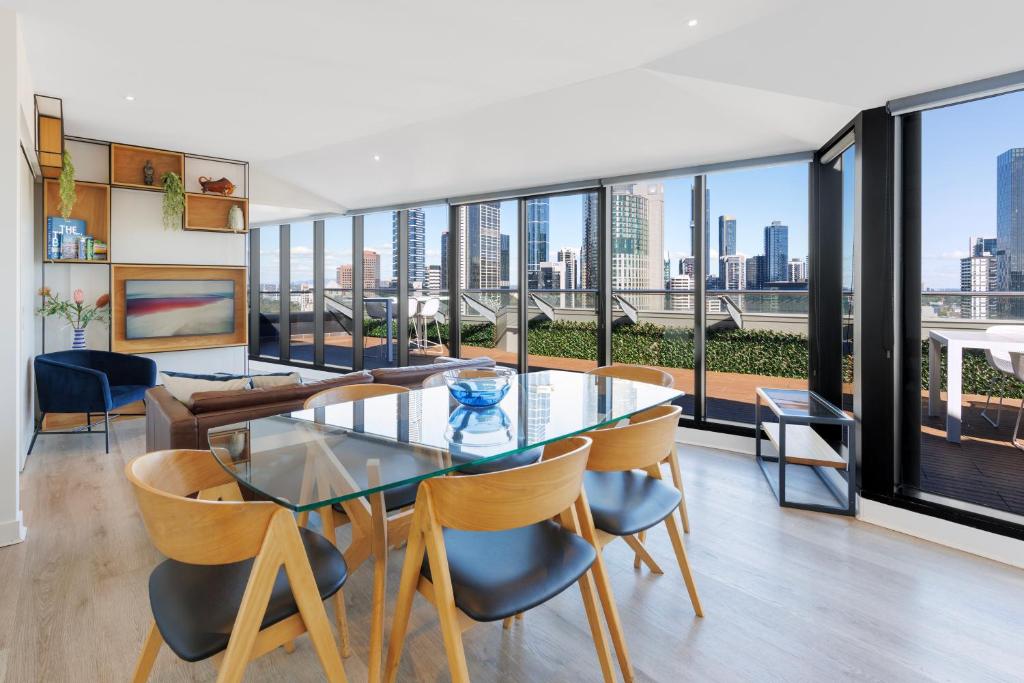 Flinders Luxury Penthouse - Language Support
