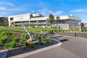 Huskisson Holiday Motel Cabins - Location and Accessibility