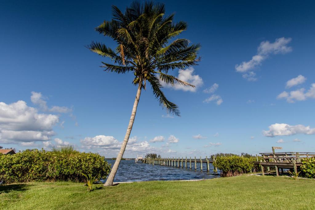 Island View Cottages Sebastian - Policies and Checks