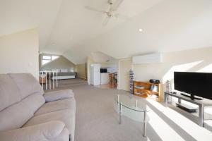 Logans Beach Whale Nursery Apartments - The Loft - Whale Watching Opportunities