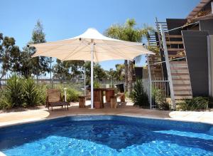 Majestic Oasis Apartments - Location and Accessibility
