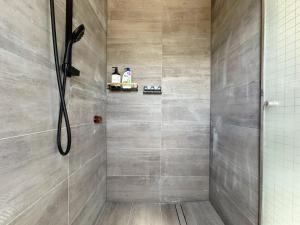 Montrose Double Bed Room Close to City - Booking and Pricing