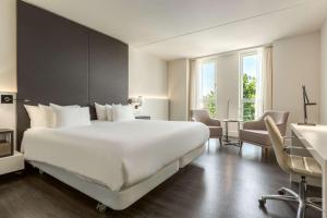NH Collection Amsterdam Barbizon Palace - Location and Sustainability