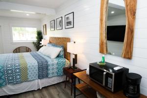 Pelican Post at Anna Maria Island Inn - Dining and Nightlife