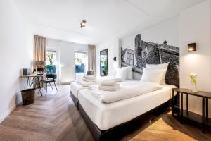 Broeck Oudewater - Questions About Staying Here
