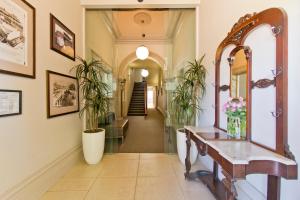 Deloraine Hotel - Booking and Payment Information