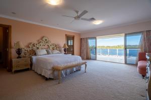 Harrington River Lodge - Dining and Entertainment
