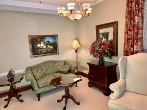 The Port Hotel - Dining and Entertainment